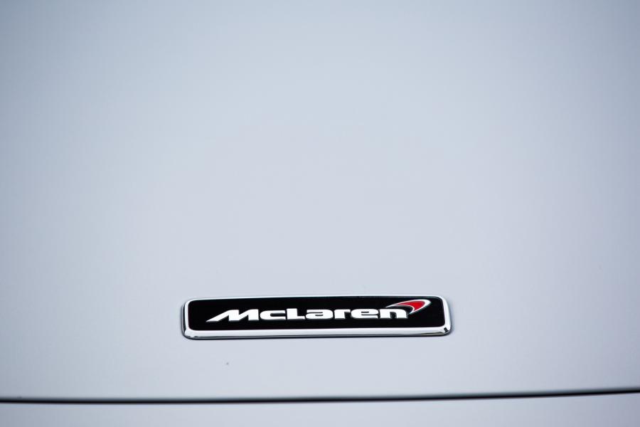 Логотип McLaren 720S Coupe Launch Edition 2017 года  (UK) (фото 21 из 34)